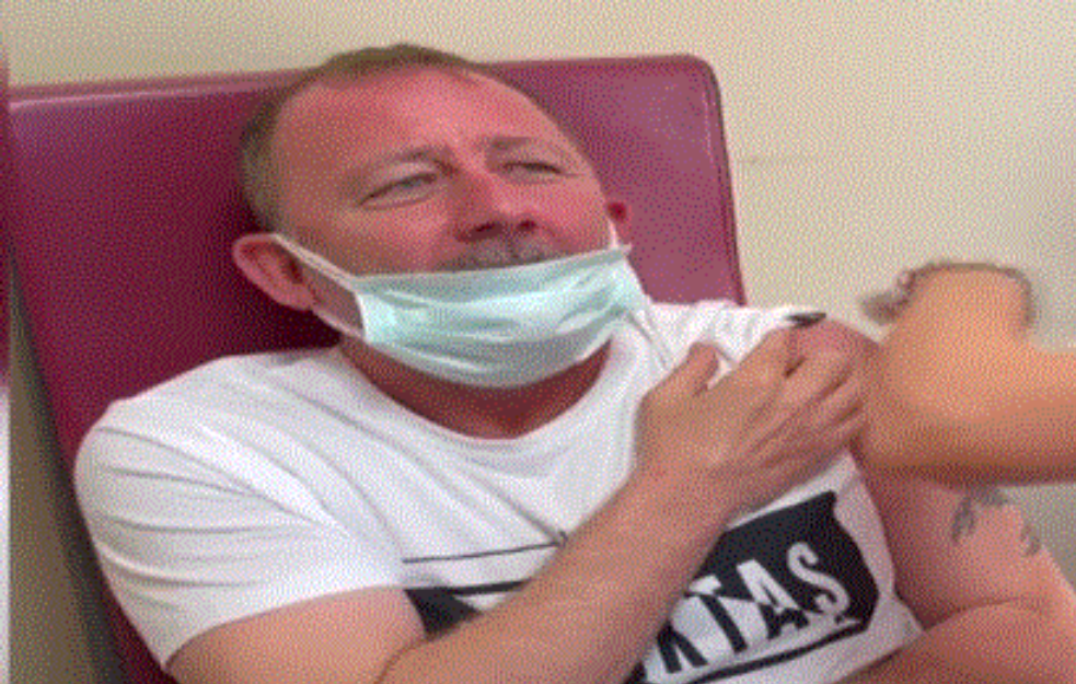 URNEBESNI SNIMAK TRENERA BEŠIKTAŠA: Jauci i grimase prilikom primanja vakcine! (VIDEO)


